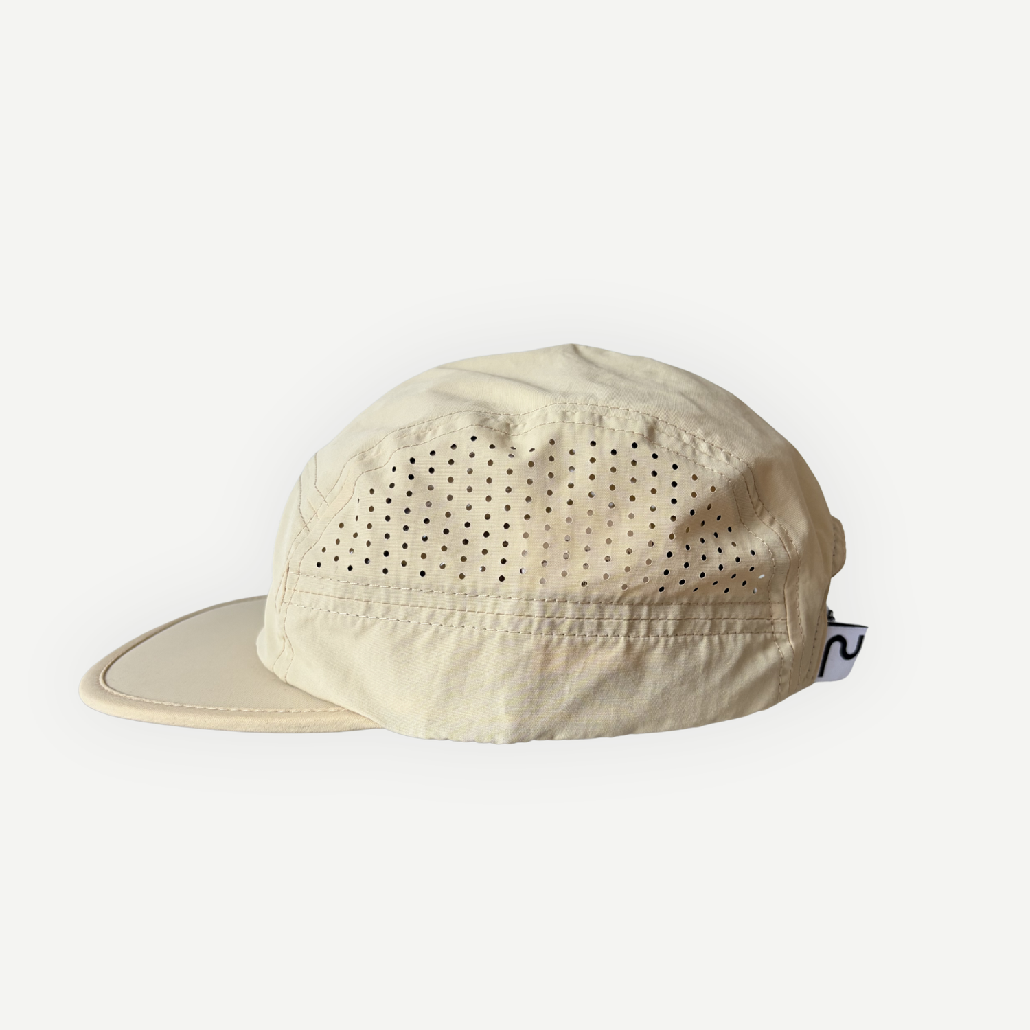 Casquette de course beige Périple en nylon ultraléger avec panneaux perforés pour une ventilation accrue, vue latérale droite.