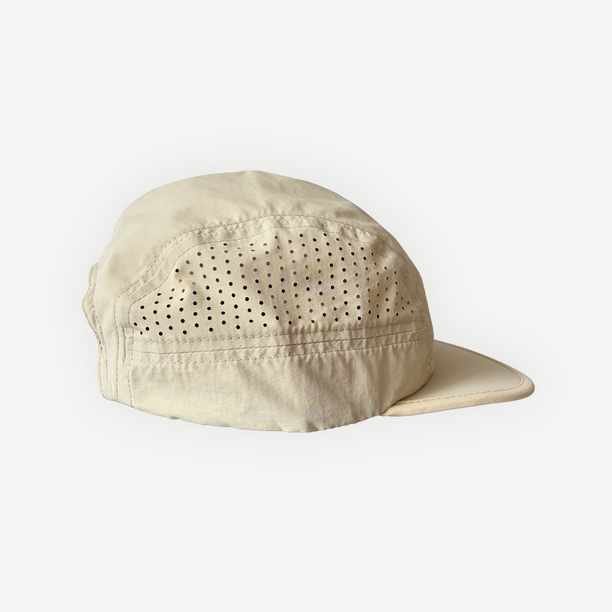 Casquette de course beige Périple avec tissu respirant perforé et visière souple, vue latérale gauche.