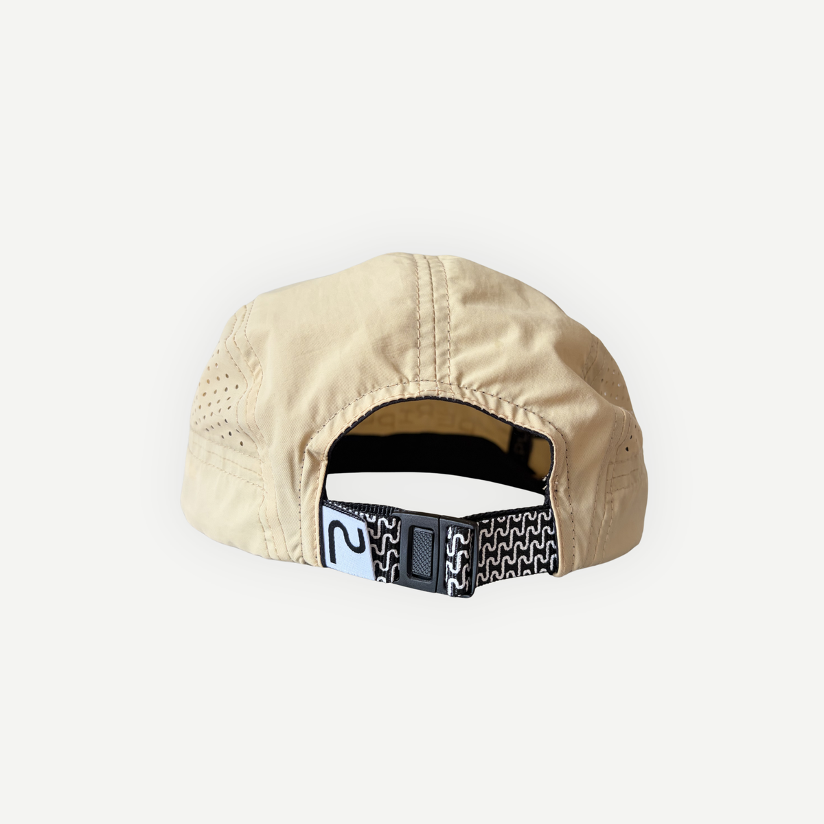 Vue arrière de la casquette de course beige Périple avec fermeture ajustable et courroie ornée de l'imprimé graphique signature de la marque.