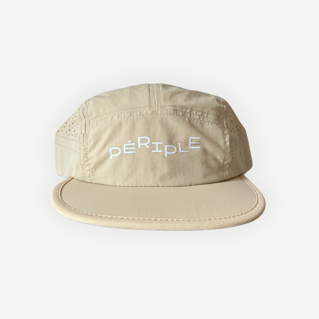 Casquette de course beige Périple en nylon léger avec logo PÉRIPLE à l'avant et visière souple.
