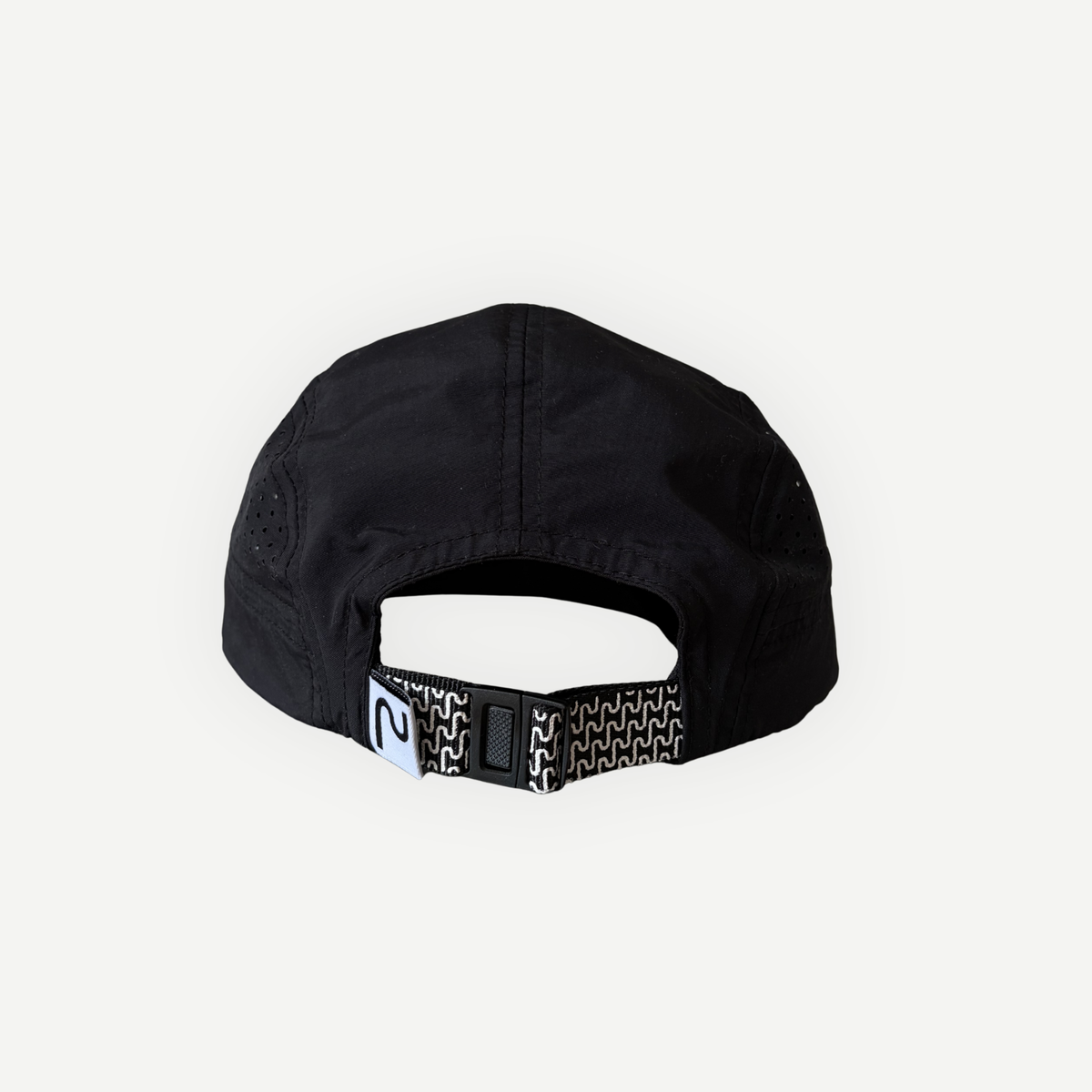 Casquette de course en nylon noire de la marque Périple avec courroie d'ajustement à l'arrière et motif graphique - vue arrière.