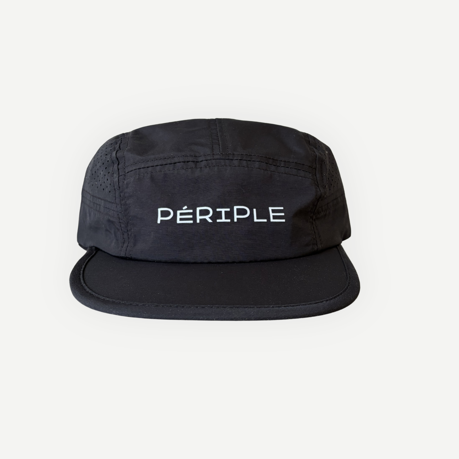 Casquette de course en nylon noire de la marque Périple avec logo Périple à l'avant, vue de face.