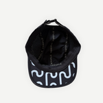 Vue intérieure de la casquette de course en nylon noire de la marque Périple montrant les panneaux perforés, les bandes de finition et le dessous de la visière à motif graphique.