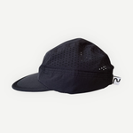 Casquette de course en nylon noire de la marque Périple avec panneaux perforés favorisant la respirabilité, vue latérale droite.