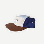 Casquette en coton à 5 panneaux de la marque Périple. Modèle colorblock sauge, marine et crème avec visière brun cacao, vue latérale droite.