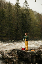 Homme à la pêche avec son chandail à manches longues en laine de mérinos Émeraude de la marque Périple.