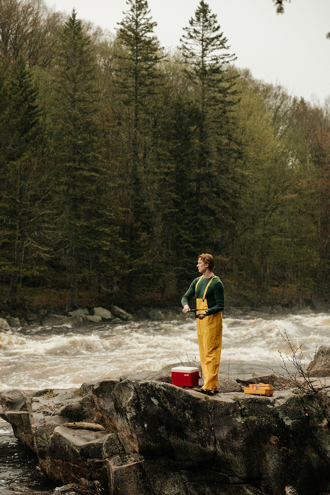 Homme à la pêche avec son chandail à manches longues en laine de mérinos Émeraude de la marque Périple.