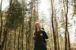 Naomie Veillette profitant d'une randonnée en forêt avec l'ensemble en laine de mérinos marine de la collection ActivMom x Périple.