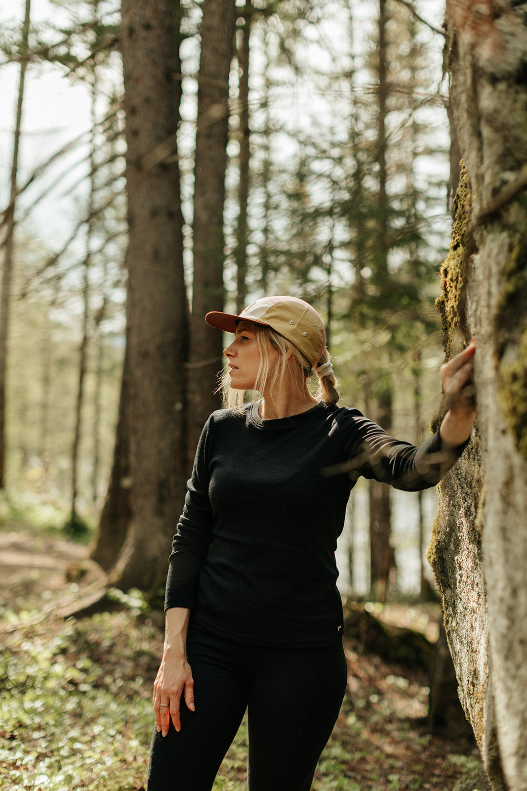 Femme portant le legging thermique en laine de mérinos Ardoise lors d'une randonnée en montagne.