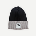 Tuque 100% laine de mérinos charcoal et écru, fabriquée à Montréal au Canada.