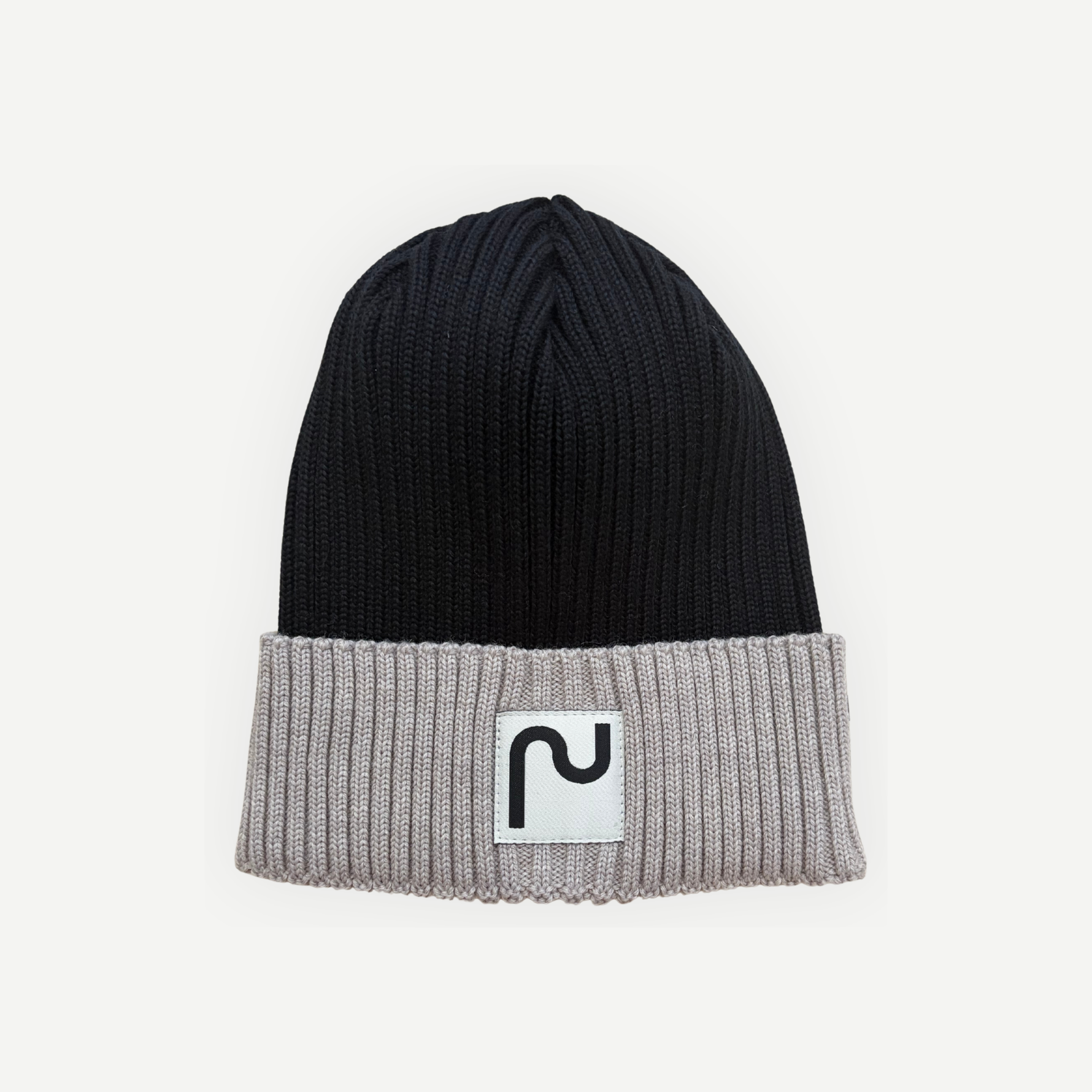 Tuque 100% laine de mérinos charcoal et écru, fabriquée à Montréal au Canada.