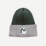 Tuque 100% mérinos de couleur vert forêt et écru, tricotée à Montréal au Canada