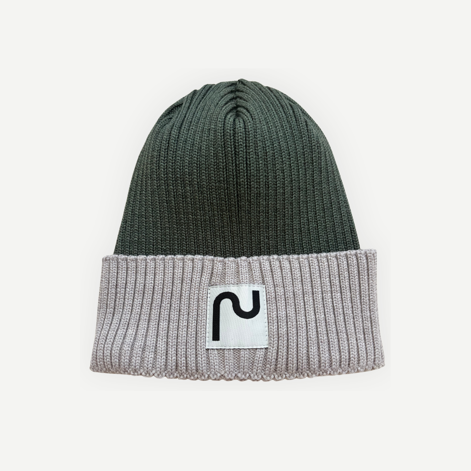 Tuque 100% mérinos de couleur vert forêt et écru, tricotée à Montréal au Canada