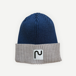 Tuque 100% laine de mérinos de couleur bleu acier et écru, fabriquée à Montréal au Canada