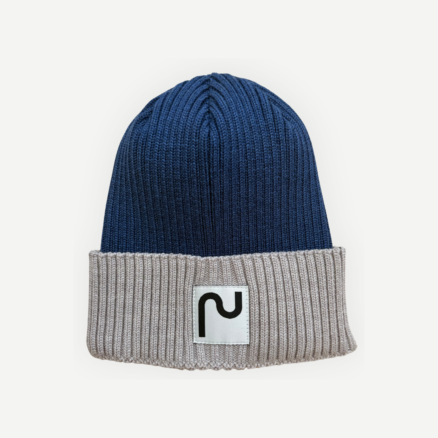 Tuque 100% laine de mérinos de couleur bleu acier et écru, fabriquée à Montréal au Canada
