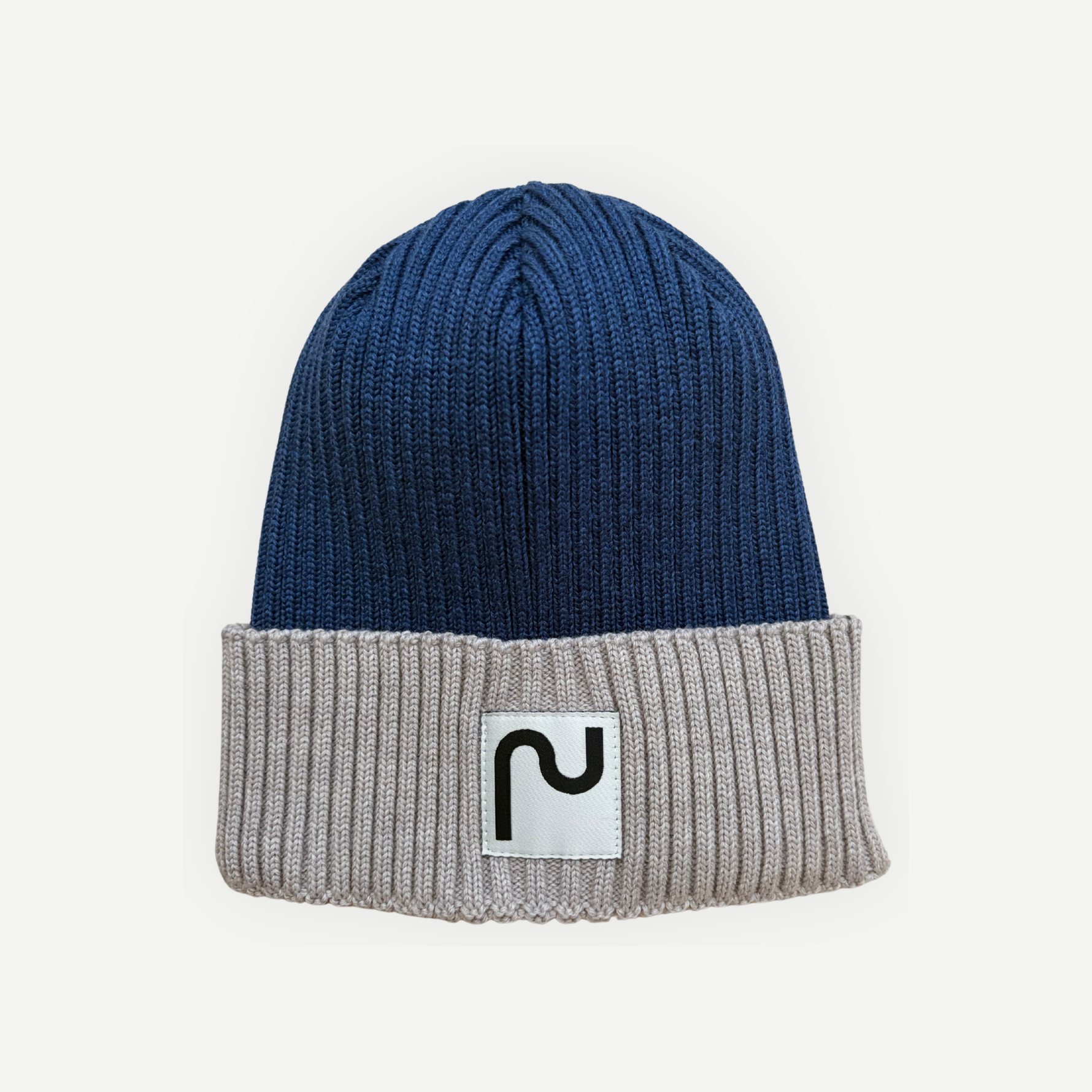 Tuque 100% laine de mérinos de couleur bleu acier et écru, fabriquée à Montréal au Canada