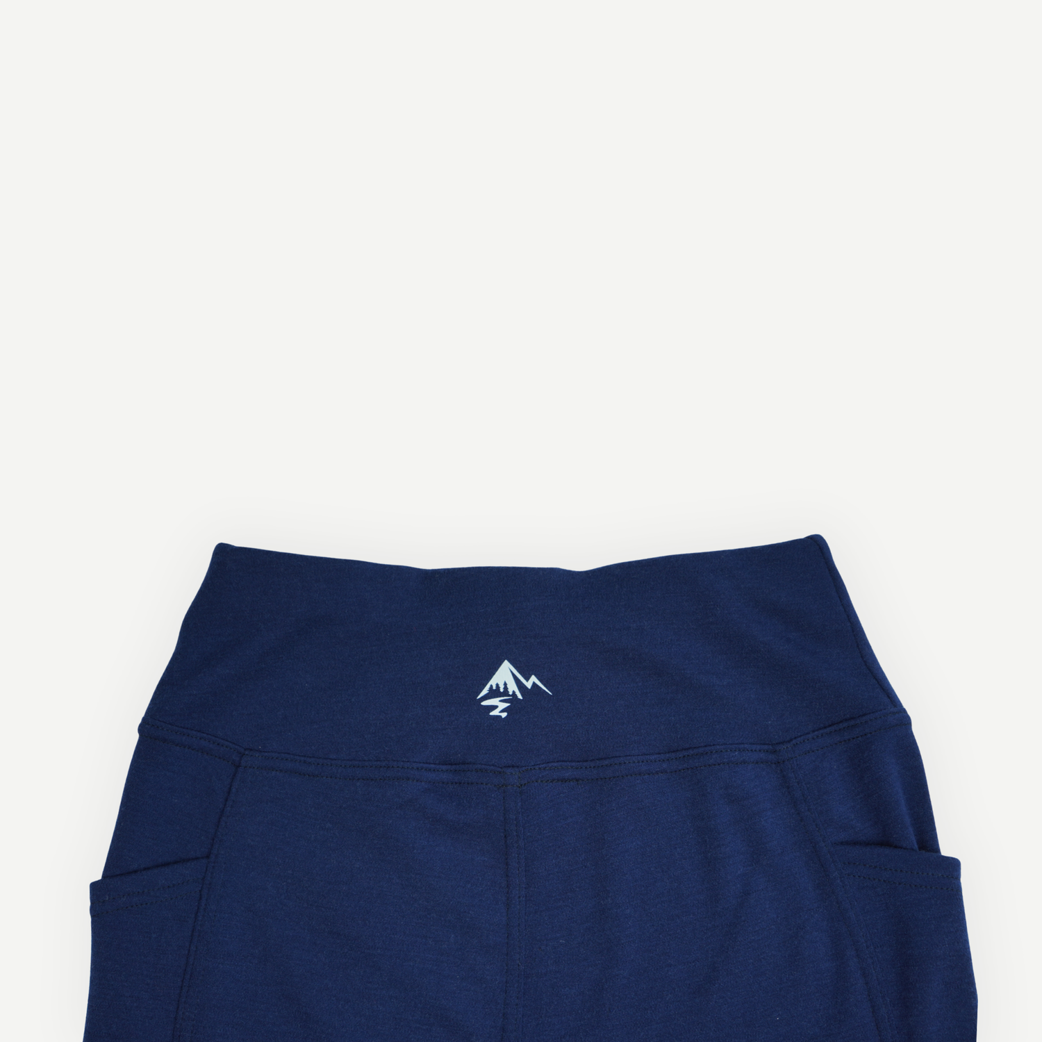 Détail de la taille haute du legging en laine mérinos Périple pour femme, couleur marine.