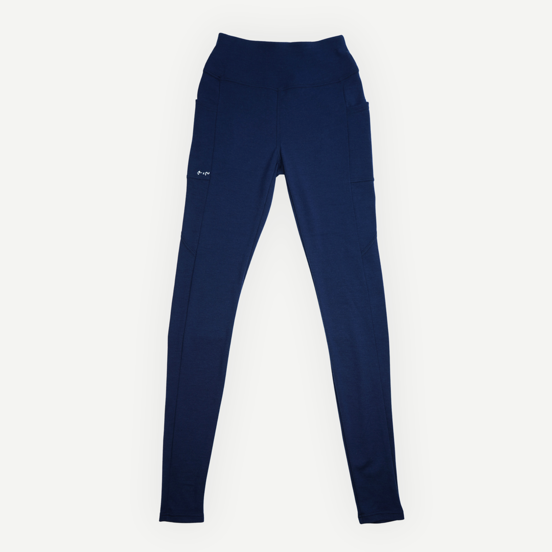 Vue avant du legging en laine mérinos Périple pour femme, couleur marine, avec poches latérales.