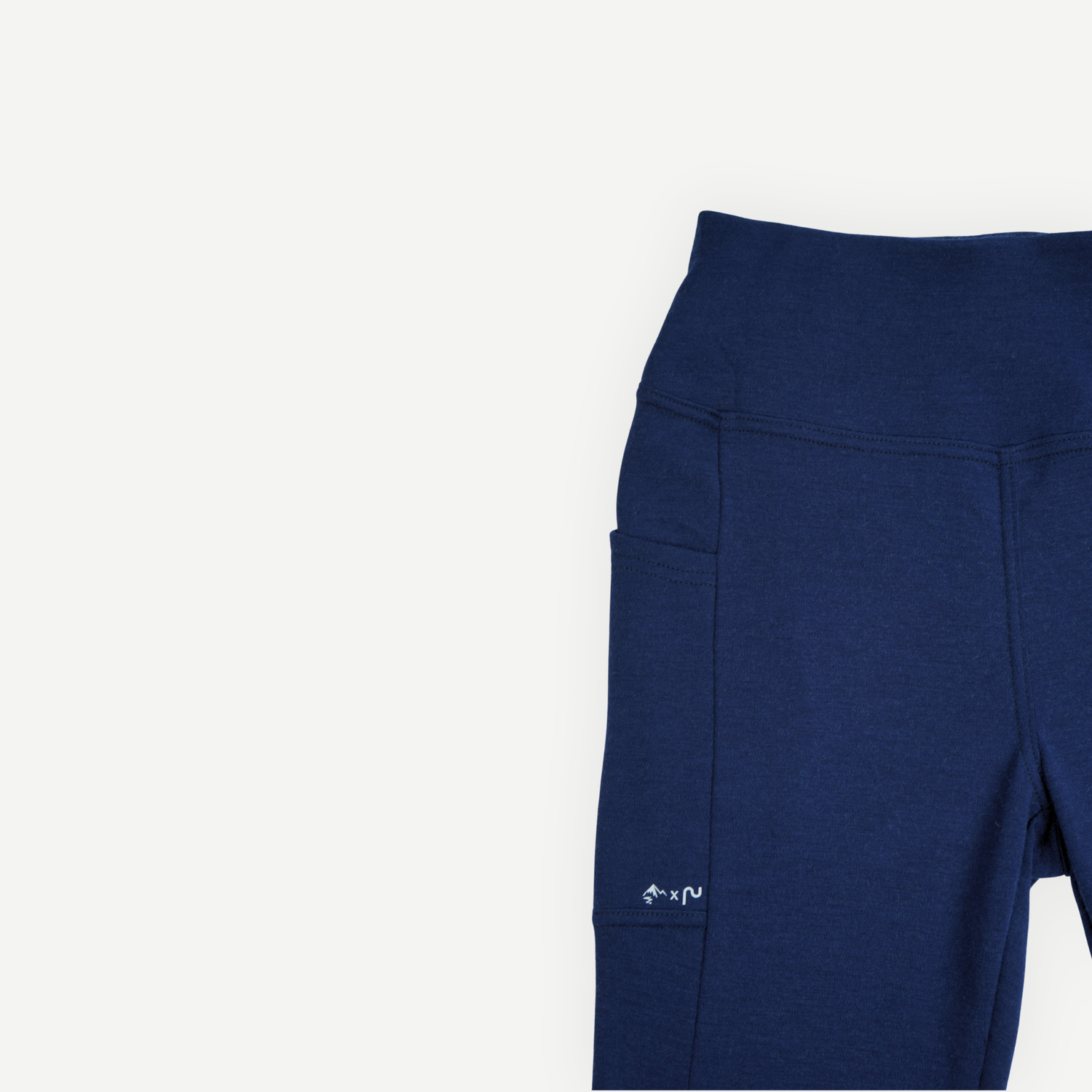 Détail de la poche latérale du legging en laine mérinos Périple pour femme, couleur marine.