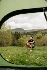 homme en camping portant le t-shirt en laine de mérinos marine pour homme de la marque Périple. 