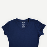 Gros plan du col V et de la laine de mérinos du t-shirt femme Activmom x Périple.