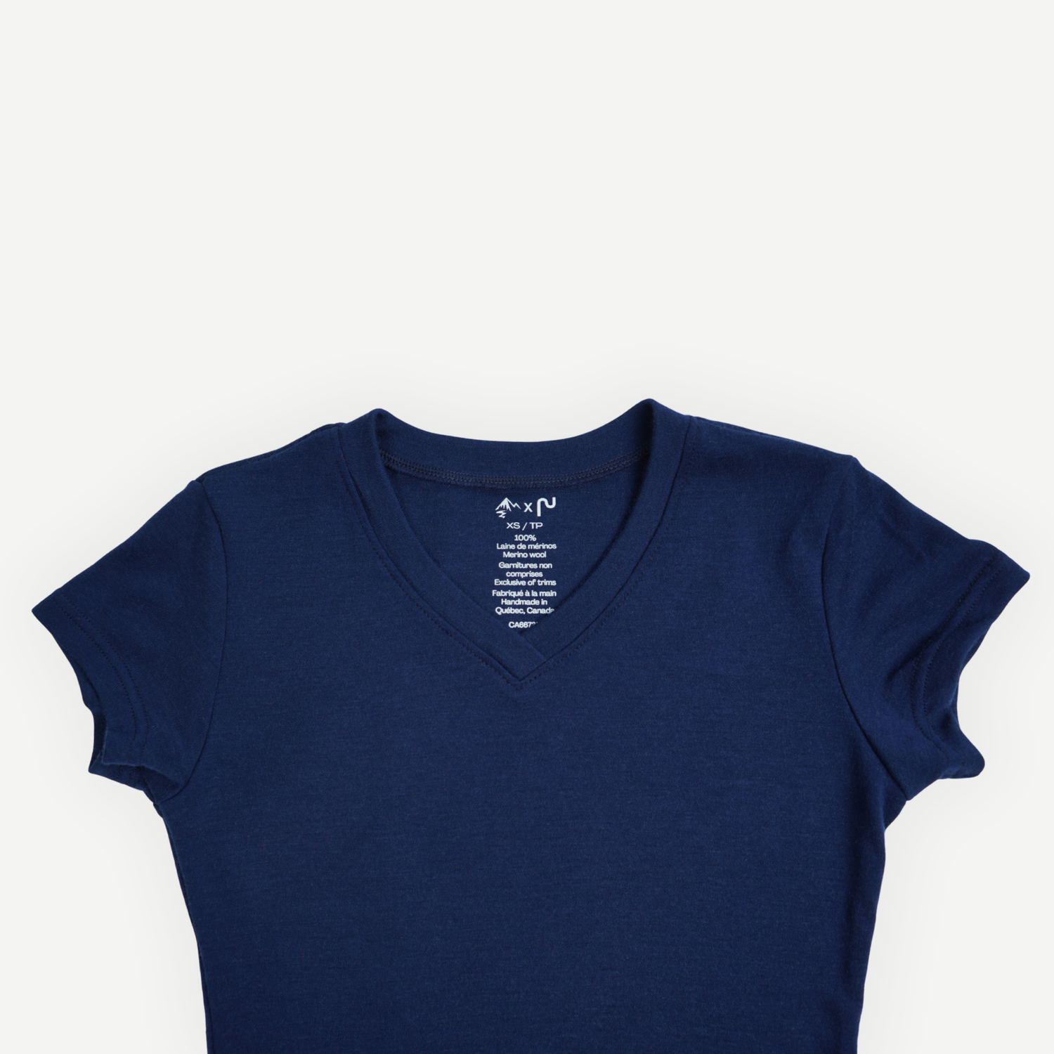 Gros plan du col V et de la laine de mérinos du t-shirt femme Activmom x Périple.